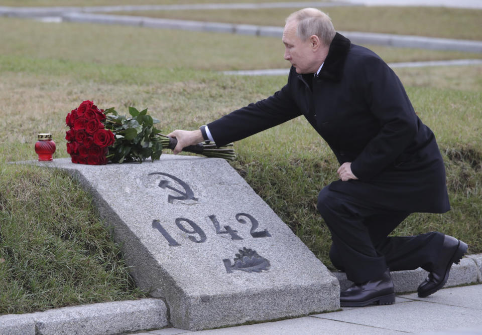 Russian President Vladimir Putin attends a wreath laying commemoration ceremony for the 77th anniversary since the Leningrad siege was lifted during the World War Two at the Piskaryovskoye Memorial Cemetery, where hundreds of thousands of siege victims are buried, in St.Petersburg, Russia, Saturday, Jan. 18, 2020. (Alexei Danichev, Sputnik, Kremlin Pool Photo via AP)