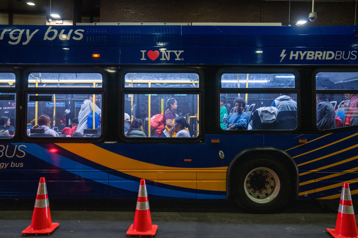 Solicitantes de asilo llegan a la terminal de autobuses de Port Authority en Manhattan, el 3 de mayo de 2023. (Juan Arredondo/The New York Times).