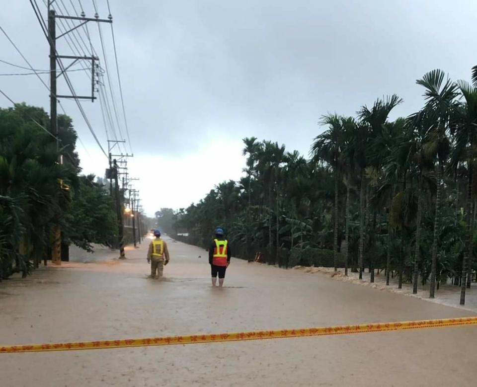 「盧碧」颱風夾帶豐沛雨量侵襲南台灣，教育部統計有218校通報災損通報，金額逾3671萬元。圖為屏東淹水災情。   圖：翻攝i屏東~愛屏東臉書