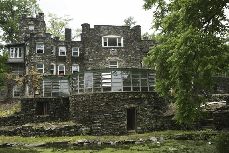 Derek Jeter is listing a New York State lakeside castle he bought for $425,000 for nearly 35 times what he paid for it in 2003. (AP)