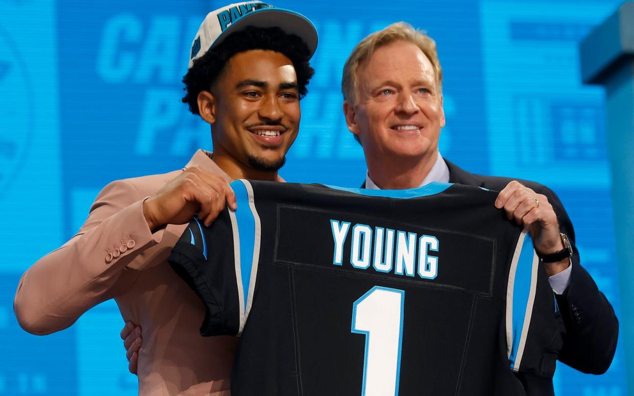 Zwar verpatzte RTL die Live-Übertragung des ein oder anderen Picks im Rahmen des NFL Drafts, den Spitzen-Pick konnten die Fans jedoch miterleben: NFL Commissioner Roger Goodell (rechts) überreichte Bryce Young das Trikot der Carolina Panthers in Runde eins des dreitägigen Events. (Bild: 2023 Getty Images/David Eulitt)