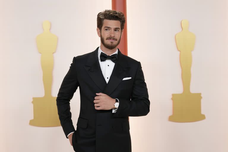 Andrew Garfield también optó por el clásico traje negro que nunca falla