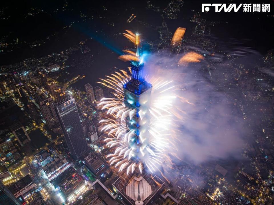 台北101利用建築物本身8個「節」特色，展現出不同層次的煙火效果。(圖／tw.luoyin旅行客；加蚋小伙子；蔡奕箴)