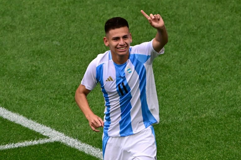 El mediocampista argentino Claudio Echeverri celebra al anotar el 2-0 definitivo de Argentina ante Ucrania, en el cierre del Grupo B del torneo masculino de los Juegos Olímpicos de París, en el estadio de Lyon el 30 de julio de 2024. (Olivier CHASSIGNOLE)