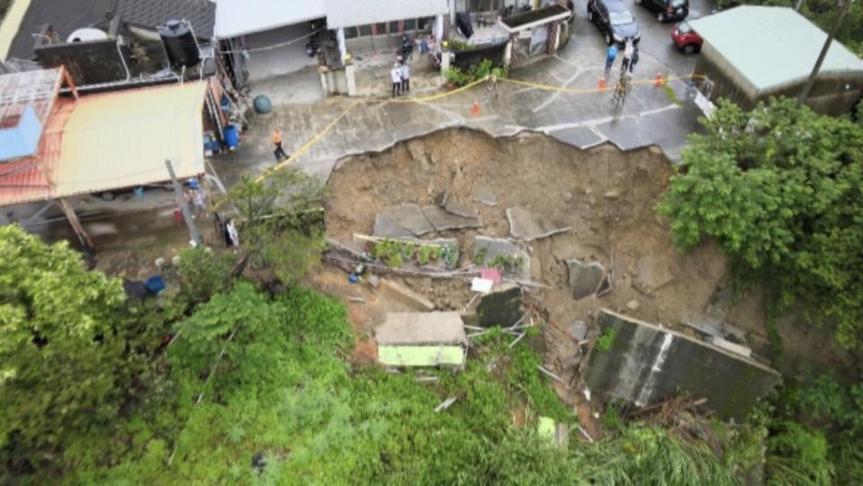 苗栗縣三灣鄉三灣村一處民宅前方空地，23日晚間與24日上午，疑因烟花颱風雨勢影響發生二次坍塌，導致該處3戶、10多人不敢回家，只能寄宿親友家。（中央社/民眾提供）