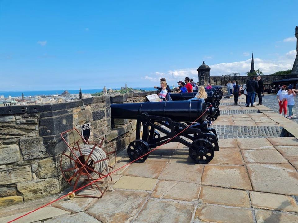 edinburgh castle cannons