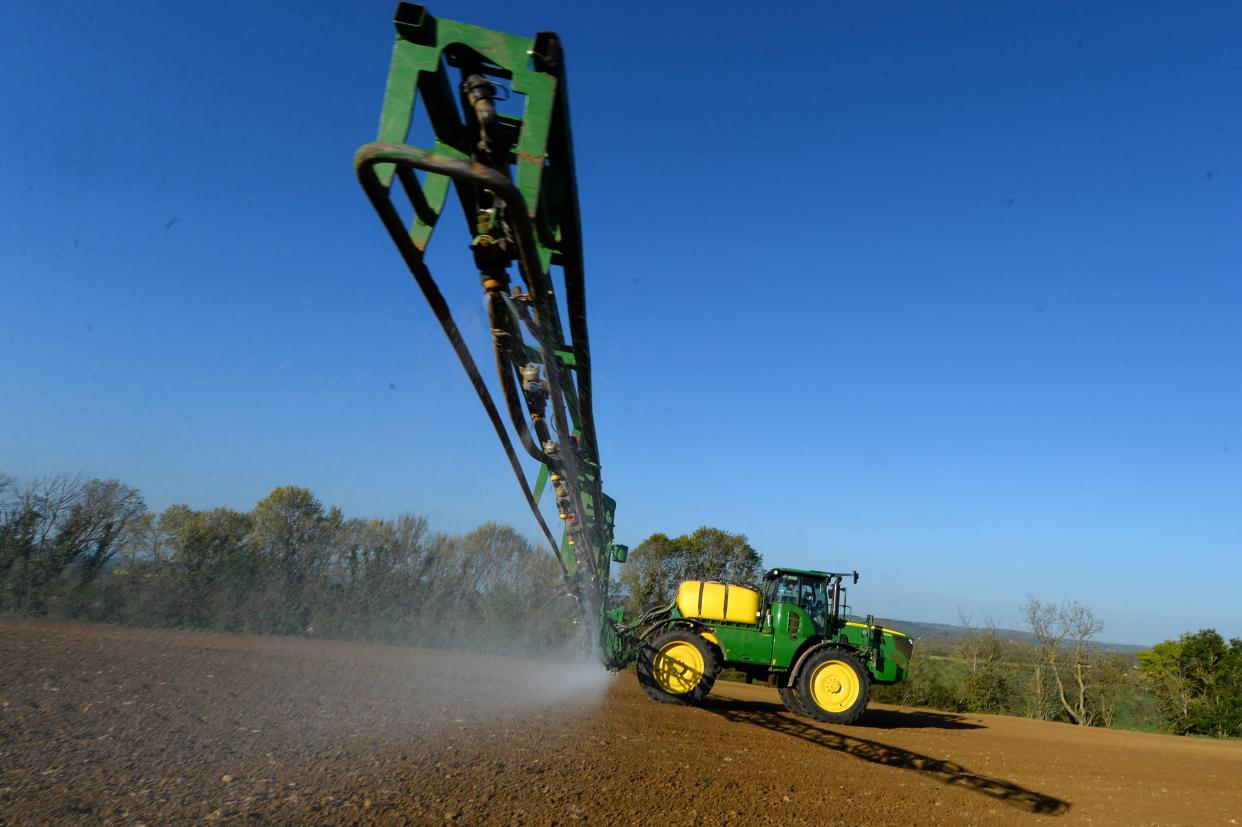 Photo d’illustration : un agriculteur français pulvérise l’herbicide glyphosate « Roundup 720 »dans le nord-ouest de la France, le 23 avril 2021.