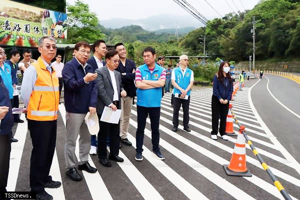 台三線一○三K彎道頻發生死傷事故惹民怨苗栗縣政府偕同立委邀交通部長會勘共商改善方案，右三為鍾東錦縣長。（記者江乾松攝）