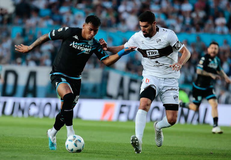 Racing visita a Platense en uno de los encuentros por la octava fecha de la Copa de la Liga