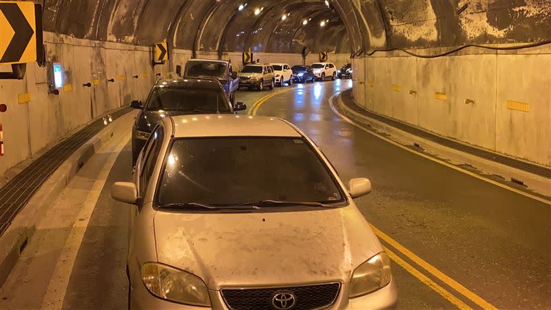蘇花公路連日大雨兩處坍方阻路，10多輛車受困崇德隧道。（圖／民眾提供）