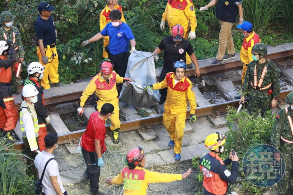 台鐵太魯閣號2日撞上溜逸邊坡的工程車後出軌，造成重大傷亡。（本刊資料照）