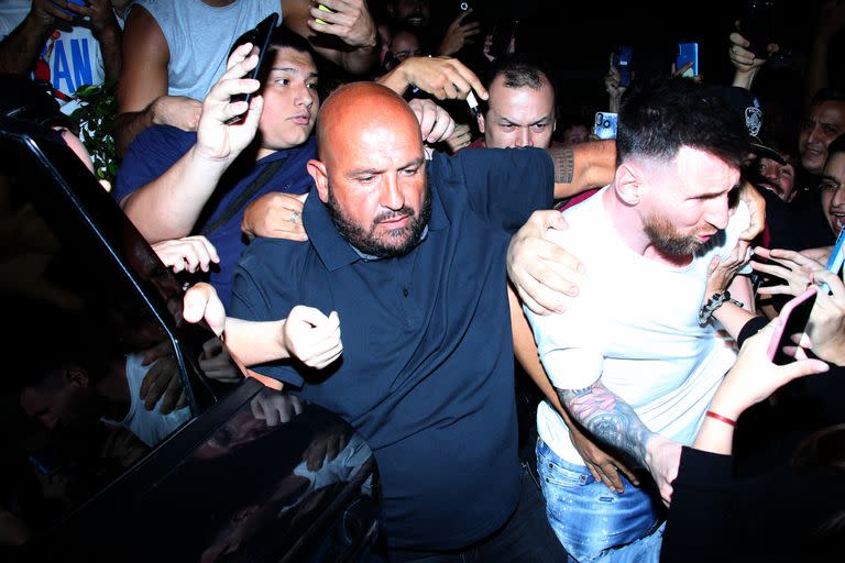 Una multitud esperó a Lionel Messi cuando terminó de cenar con su familia