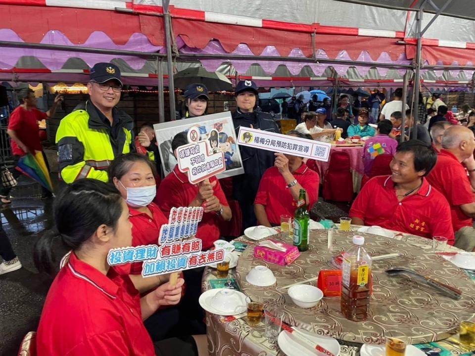 楊梅警方在活動現場教導民眾如何辨識詐騙。圖：警方提供