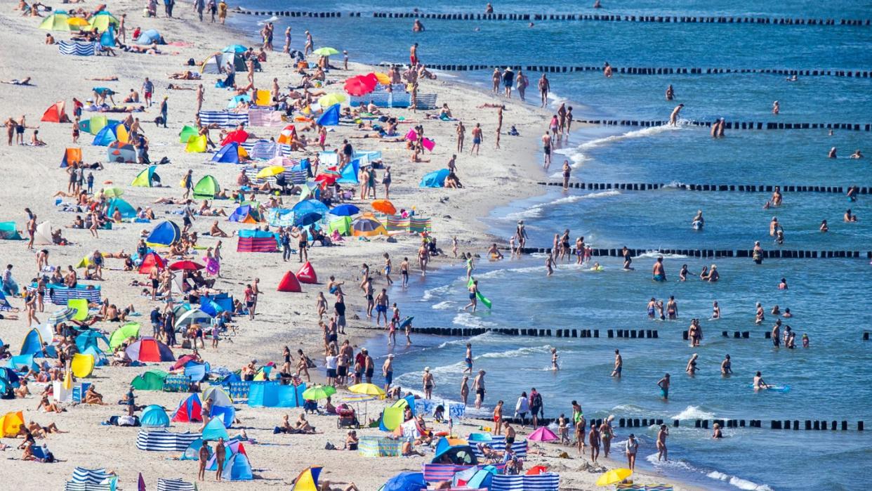 Bei sommerlichen Temperaturen und Sonnenschein zieht es Urlauber und Einwohner an die Strände entlang der Ostsee.