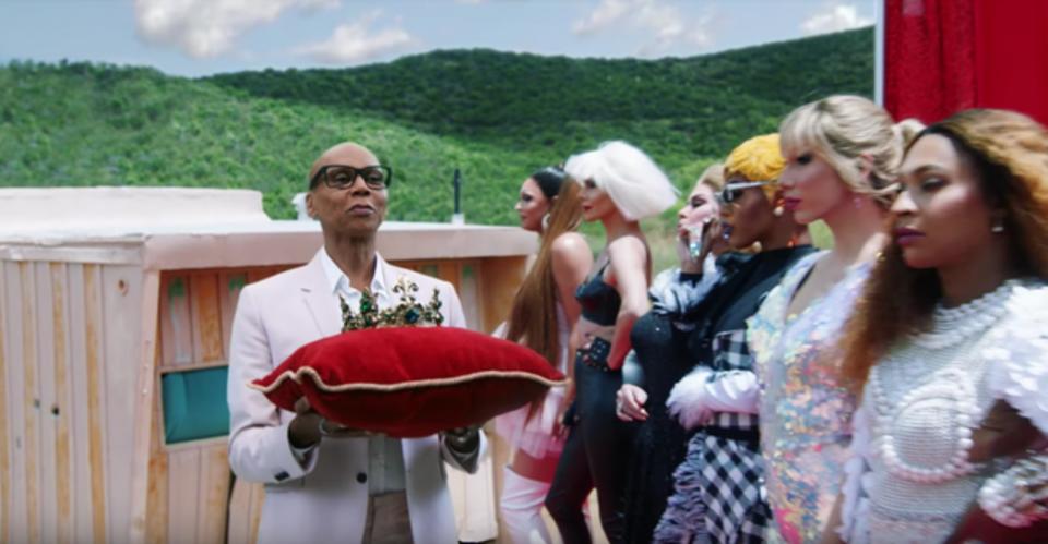 Billy Porter, Todrick Hall, Chester Lockheart, Hayley Kiyoko, Adam Rippon, Dexter Mayfield, Hannah Hart o RuPaul son otros de los famosos que aparecen en ‘You Need To Calm Down’. Este último, presentador de ‘Drag Race’, desfila en el vídeo con una corona por delante de varias actrices que interpretan a estrellas del pop (Ariana Grande, Lady Gaga, Adele, Cardi B, Nicki Minaj, Beyoncé y las propias Taylor Swift y Katy Perry). (Foto: Youtube / <a href="http://www.youtube.com/watch?v=Dkk9gvTmCXY" rel="nofollow noopener" target="_blank" data-ylk="slk:Taylor Swift;elm:context_link;itc:0;sec:content-canvas" class="link ">Taylor Swift</a>).