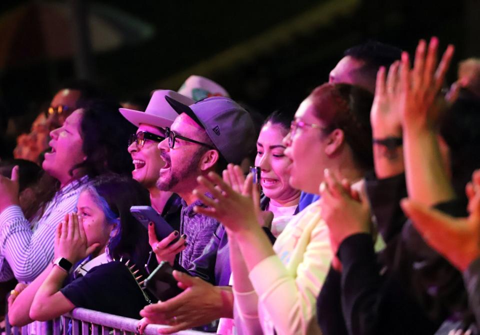 Los asistentes al concierto celebran en el Parque MacArthur.