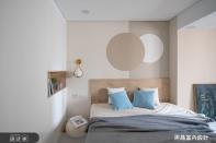 <p>案例三、主臥選擇奶茶色裝飾床頭牆，窗邊將畸零空間作為夫妻倆的休憩角落。</p> 