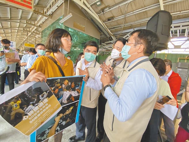 台南市長黃偉哲15日參加台南火車站120周年特展，遭學生突襲，黃偉哲傾聽學生訴求。（曹婷婷攝）