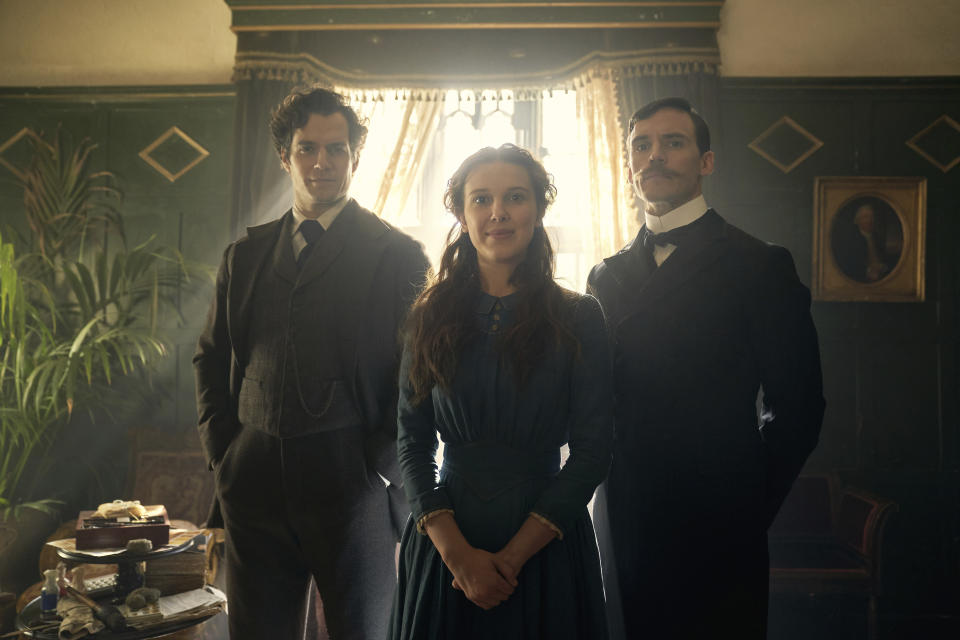 Henry Cavill, de izquierda a derecha, Millie Bobby Brown y Sam Claflin en una escena de "Enola Holmes" en una imagen proporcionada por Netflix. (Netflix via AP)