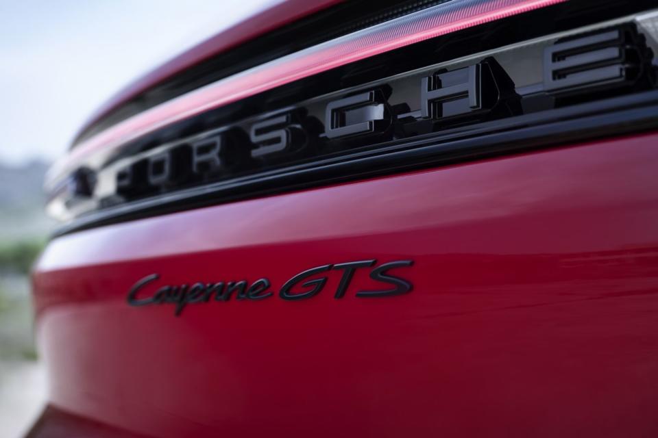 GTS的獨特樣貌體現在全新Cayenne GTS Coupé車身側面和車尾的黑色「GTS」字樣