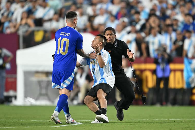 Una de las rarezas –aunque ya casi una costumbre en los partidos del 10– de un Argentina vs. Guatemala que tuvo muchas: un hincha burla al personal de seguridad y llega a Lionel Messi; en el forcejeo con la custodia perderá los anteojos sobre el césped.