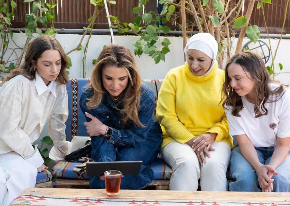 Rania de Jordania con sus hijas Imán y Salma