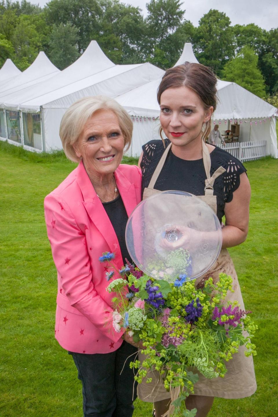 Mary Berry, 2016'da Great British Bake Off'ta (Love Productions / BBC) yıldız olan Candice Brown ile birlikte