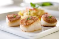 <p><strong>Quantity:</strong> 4 to 5 large scallops, 9 to 12 medium scallops, or 15 to 20 small scallops </p><p><strong>Per serving:</strong> 89 calories, 17 g protein, 2.7 g carbs, 0.9 g fat</p>