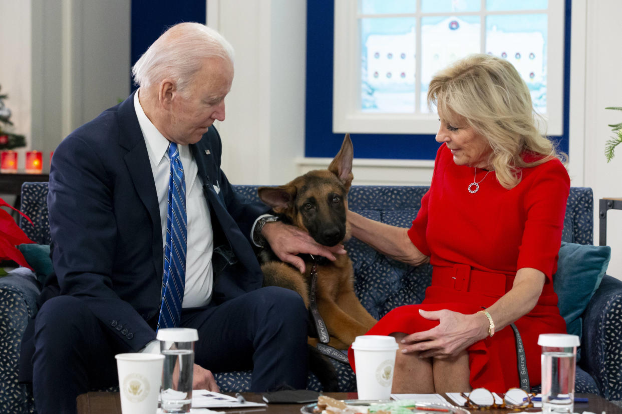 Joe et Jill Biden avec leur chien Commander, qui a dû quitter la Maison Blanche à cause de son comportement agressif le 4 octobre 2023.