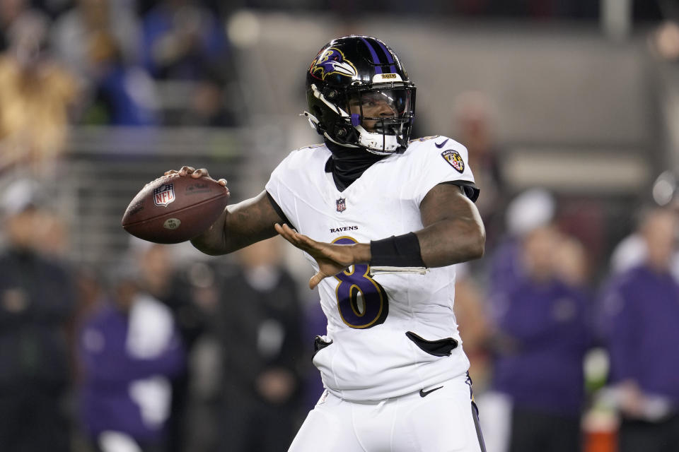 El quarterback de los Ravens de Baltimore Lamar Jackson busca a quién pasa el balón en la primera mitad del partido ante los 49ers de San Francisco, el lunes 25 de diciembre de 2023, en Santa Clara, California. (AP Foto/Godofredo A. Vásquez)