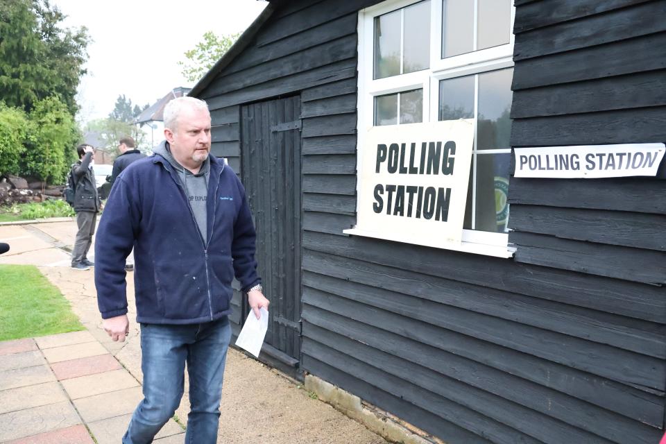 Voters arrive at Hatch End polling station in Pinner (Â© Nigel Howard / NIGEL HOWARD MEDIA)