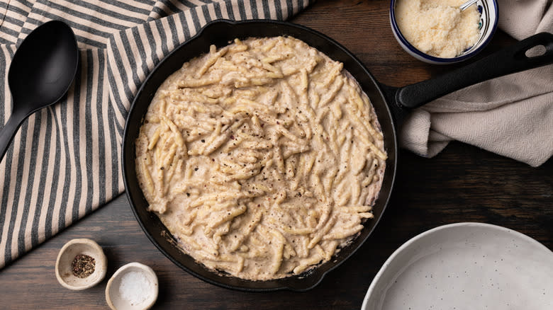 Pasta with walnut cream sauce