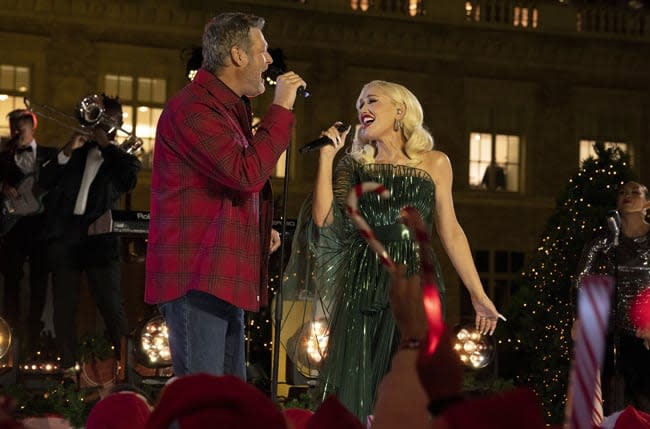 Gwen Stefani and Blake Shelton singing together.