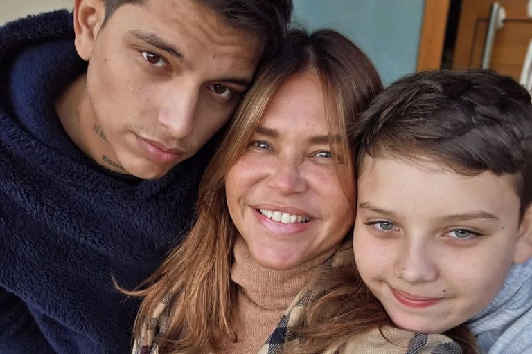 Nazarena Vélez junto a sus hijos Gonzalo y Thiago