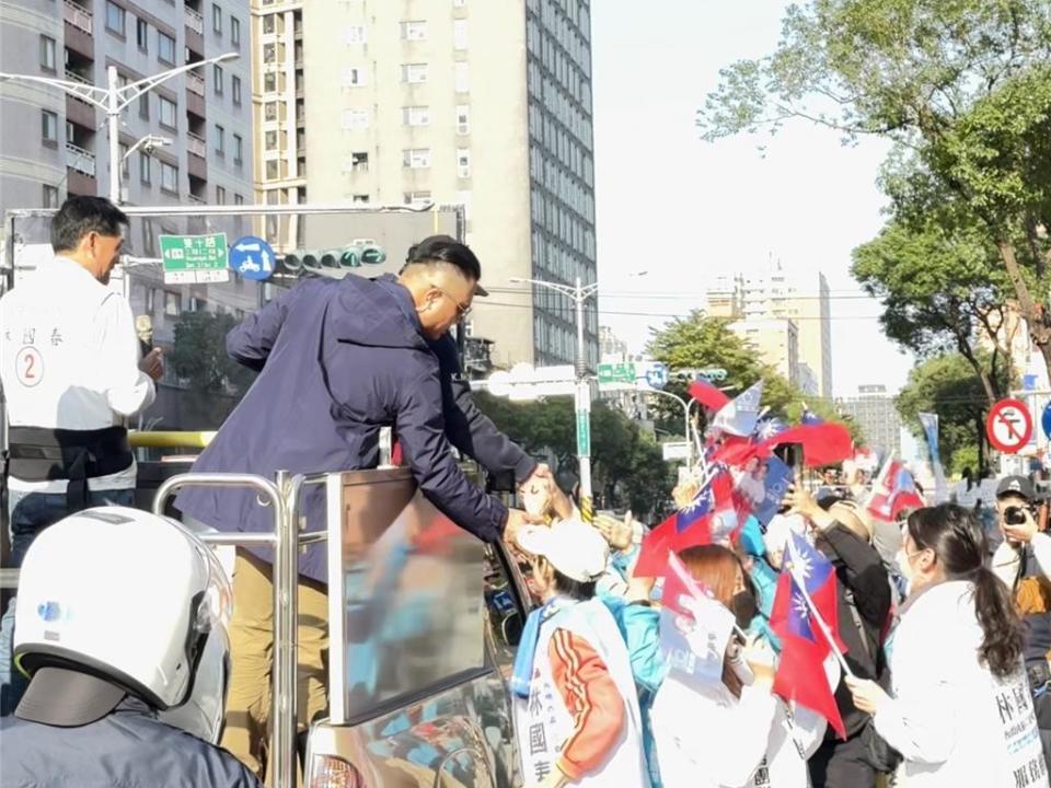 馬英久前總統和國民黨籍新北市六選區立委候選人林國春合體掃街，熱情民眾湧上前搶握手，熱度不減當年。（柯毓庭攝）