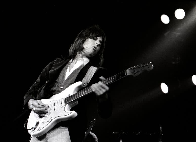 UNITED STATES - JANUARY 01: Photo of Jeff BECK; Jeff Beck performing on stage, playing Fender Stratocaster guitar (Photo by Robert Knight Archive/Redferns)