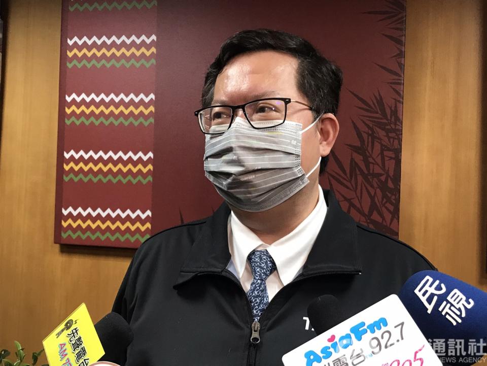 桃園市長鄭文燦25日受訪表示，桃園市27日起將比照中央規定，回歸現行陪探病機制。（中央社）