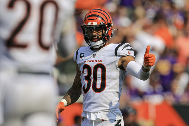 East Rutherford, New Jersey, USA: November 3, 2021, Cincinnati Bengals  cornerback Eli Apple (20) during a NFL football game against the New York  Jets at MetLife Stadium in East Rutherford, New Jersey.