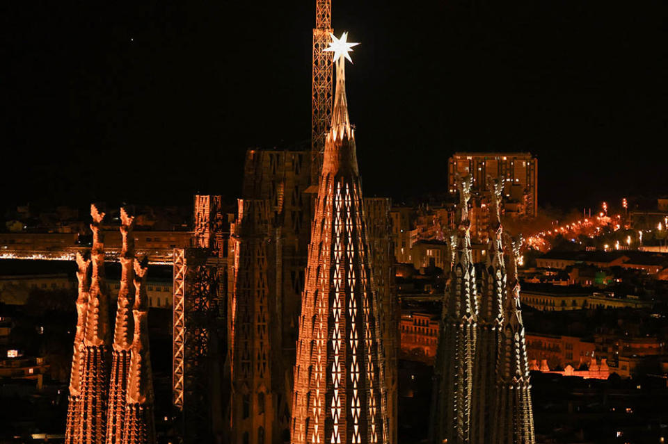 聖母塔點燈（Image Source : REUTERS/Nacho Doce）
