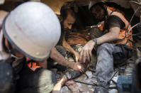 <p>Otras veces solo pueden sacar los cadáveres de los fallecidos por esta ola de violencia. (Foto: Khalil Hamra / AP).</p> 