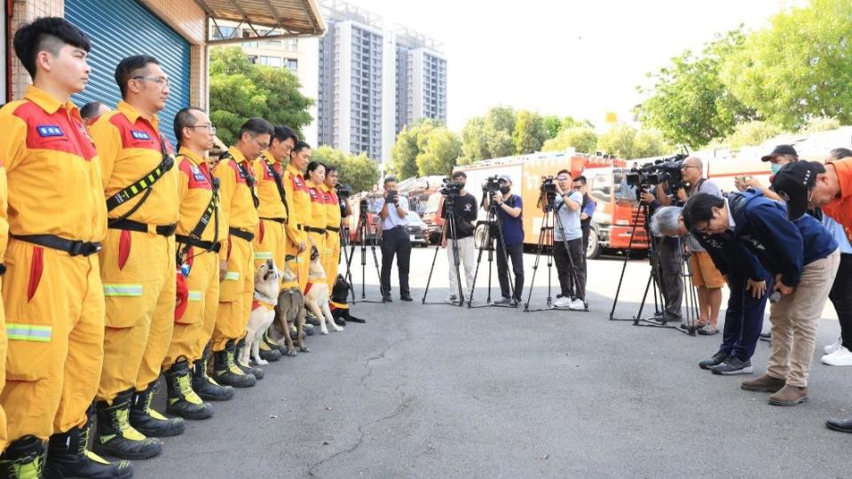 陳其邁向特搜隊致意。（圖／翻攝自陳其邁臉書）