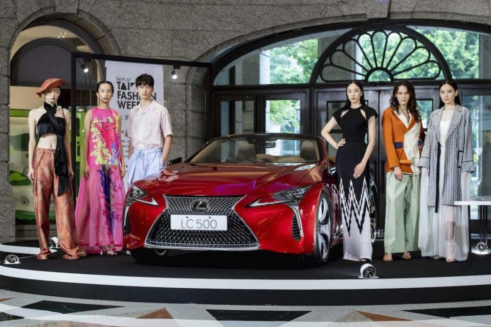 lexus-2020-x-vogue-fashion-s-night-out-lc500-convertible