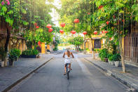 <p>Es una ciudad famosa por sus casas amarillas, linternas de colores, y ambiente de pescadores, como recoge el portal <em><a rel="nofollow noopener" href="http://www.manvsglobe.com/backpackers-guide-hoi-vietnam/" target="_blank" data-ylk="slk:Man VS Globe;elm:context_link;itc:0;sec:content-canvas" class="link ">Man VS Globe</a></em>. Aunque es un destino popular, sigue siendo económico, y ofrece un rico ambiente ya que fue, durante mucho tiempo, un importante centro de comercio. Foto: kiszon pascal / Getty Images. </p>