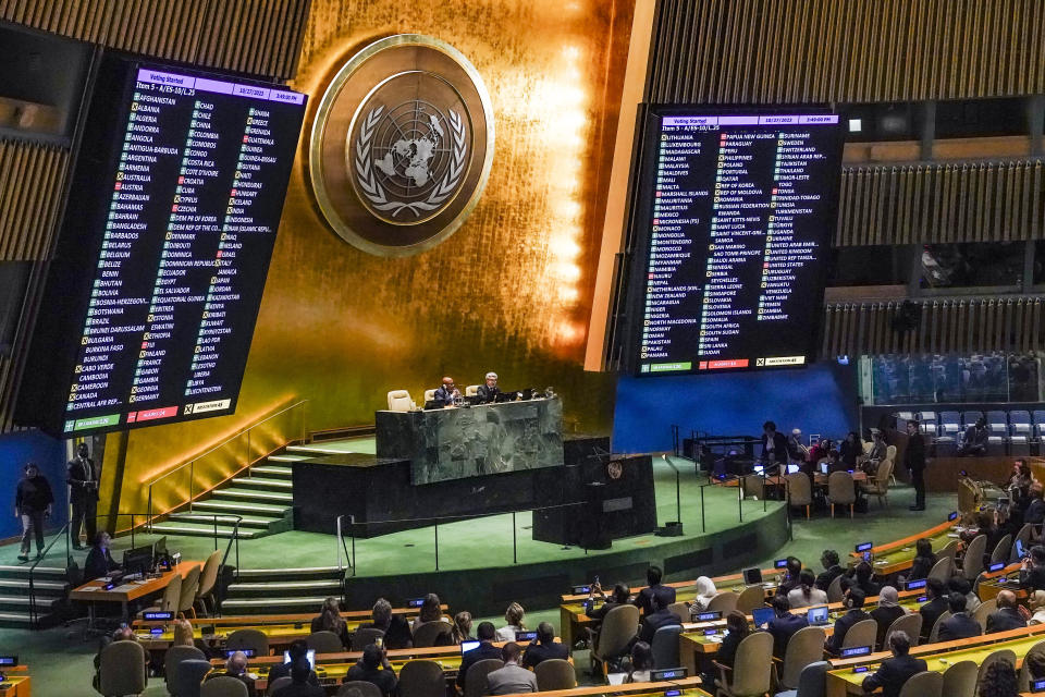 聯合國大會27日通過決議，要求以色列和巴勒斯坦武裝團體「哈瑪斯」立即人道主義停火，並要求讓援助物資送進受圍困的加薩走廊並保護平民。（美聯社）