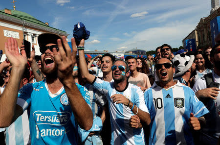 Foto del sábado de un grupo de hinchas de Argentina viendo en San Petersburgo el partido de su selección ante Islandia. Jun 16, 2018. REUTERS/Henry Romero