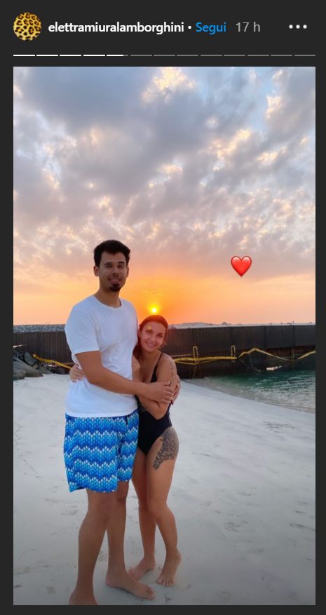 Una vacanza memorabile per una coppia innamoratissima. Fisico procace e costumi griffati per Elettra, che non si separa mai dalla sua dolce metà. Afrojack le scatta foto al tramonto e gira storie che evidenziano le sue linee mozzafiato. La sera, cenette romantiche nella suggestiva cornice di Dubai.