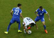 Costa Rica's Bryan Ruiz (C) fights for the ball with Greece's Andreas Samaris (L) and Jose Holebas during their 2014 World Cup round of 16 game at the Pernambuco arena in Recife June 29, 2014. REUTERS/Ruben Sprich