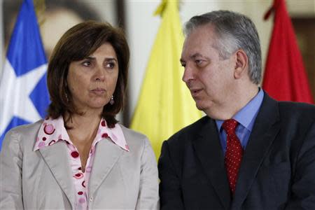 Colombia's Foreign Minister Maria Angela Holguin (L) and Brazil's Foreign Minister Luiz Alberto Figueiredo talk during their meeting with representatives of the Venezuelan coalition of opposition parties Mesa de la Unidad (MUD) in Caracas April 8, 2014. REUTERS/Carlos Garcia Rawlins