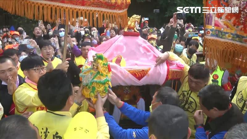 恭迎山邊媽祖出鑾轎，進火後首露聖容。（圖／寶島神很大）