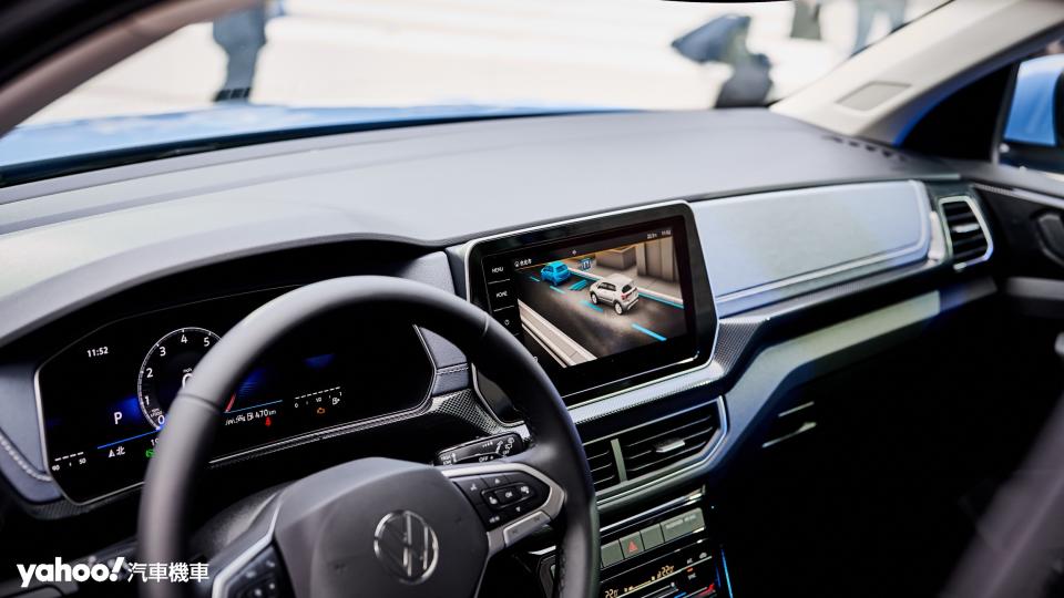 前排駕駛座艙有著細部調整且即便是入門Life車型也同樣採用數位化儀表。